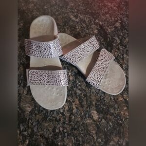 Womens Sz 7 Vionic Studded Slides Sandals Samoa